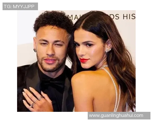 足球巨星亲笔签名赠予美女粉丝引发热烈围观与欢呼 足球巨星亲笔签名赠予美女粉丝引发热烈围观与欢呼