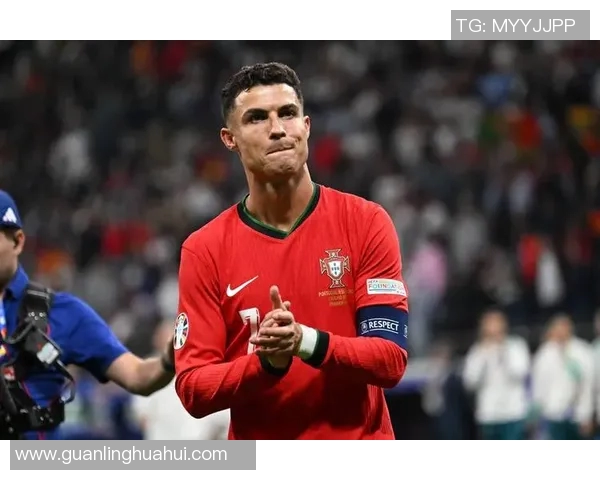 罗纳尔多时代的足球明星们如何塑造现代足球的辉煌与传奇 罗纳尔多时代的足球明星们如何塑造现代足球的辉煌与传奇